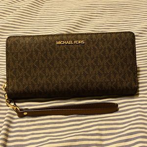 Michael Kors Wallet with wristband , almost new condition no flaws at all.